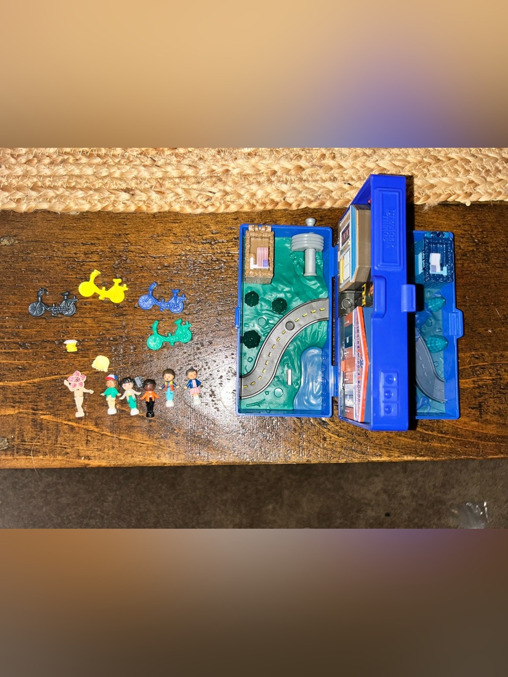 Polly Pocket Collector Stranger Things Compact 6 Dolls 8 Accessories & Playset